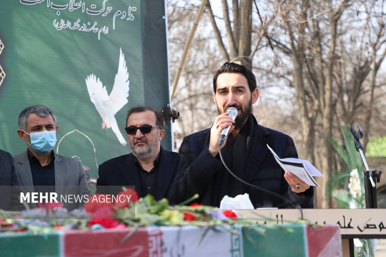 مداحی سوزناک آذری در مراسم تدفین شهید گمنام در اردبیل