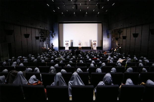 دانش‌آموزان به تماشای فیلم‌های سینما می‌نشینند/ آغاز «سینما اردو»