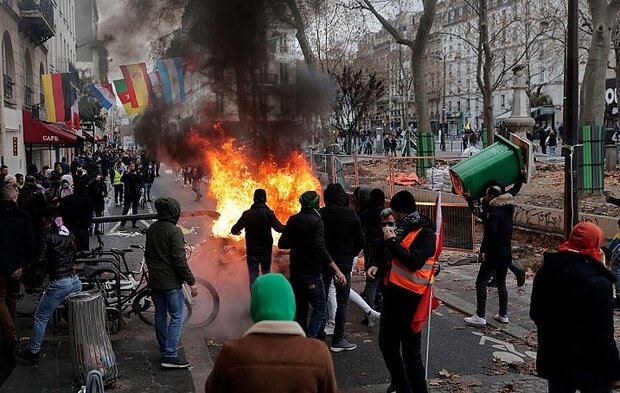 معترضان فرانسوی رستوران موردعلاقه ماکرون را آتش زدند+ فیلم
