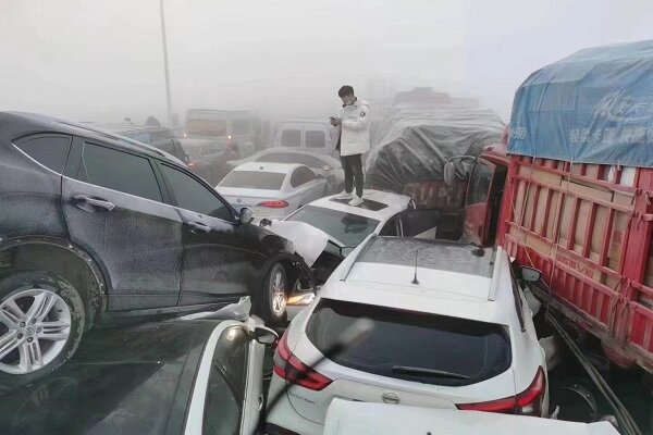 مه غلیظ و تصادف زنجیره‌ای ۲۰۰ خودرو روی پلی در چین + فیلم