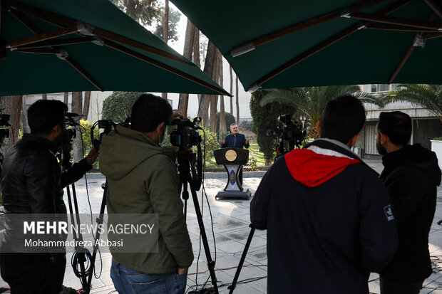 در حاشیه جلسه امروزچهارشنبه ۷ دی ۱۴۰۱  هیئت دولت، تعدادی از وزرای دولت سیزدهم در جمع خبرنگاران حاضر شدند