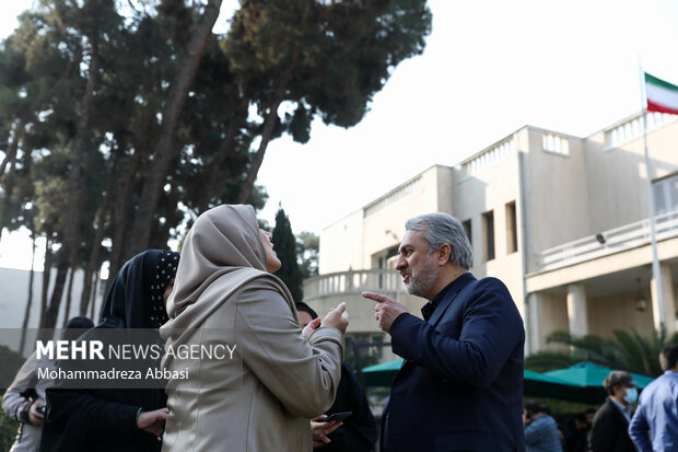 سیدرضا فاطمی امین وزیر صمت در حال گفتگو با خبرنگاران در حاشیه جلسه هیئت دولت است