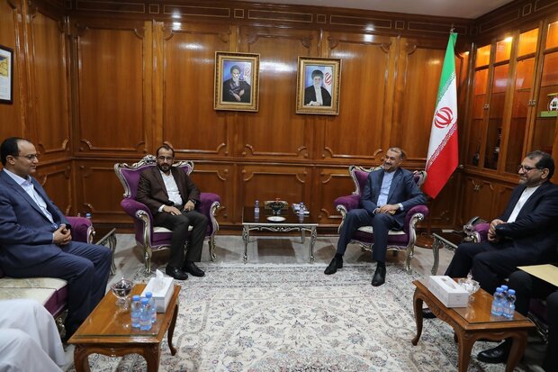 وزير الخارجية الإيراني يلتقي محمد عبد السلام في مسقط