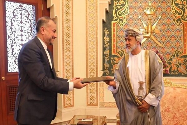 Emir Abdullahiyan, Cumhurbaşkani Reisi'nin özel mektubunu Umman Sultanı'na sundu