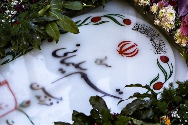 رئیس مجلس در جوار مرقد شهید سلیمانی حضور یافت رئیس مجلس در جوار مرقد شهید سلیمانی حضور یافت