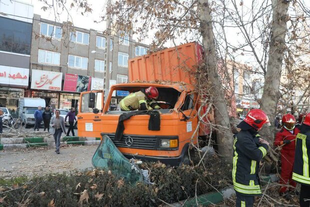 یک مصدوم بر اثر برخورد کامیونت با درخت در مشهد 