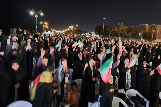 تجمع بزرگ مردم بوشهر در کنار ساحل خلیج فارس برگزار شد