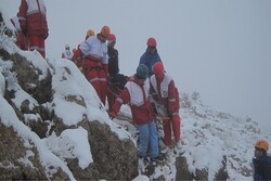 کمک نجات‌گران هلال احمر خراسان رضوی به ۲۲۸۰ مسافر گرفتار در برف
