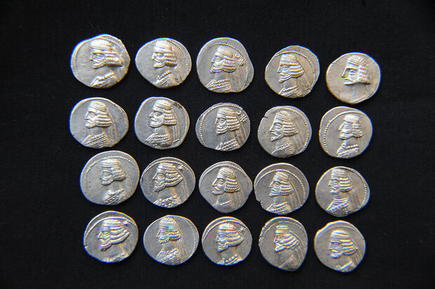بررسی تاثیرات روش‌های مختلف پاکسازی بر سطح سکه‌های تاریخی نقره
