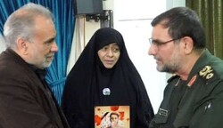 دیدار فرمانده نیروی دریایی سپاه با خانواده شهید امنیت مشهد