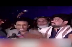 پاکستان میں گورنر پر شہری نے جوتا پھینک دیا