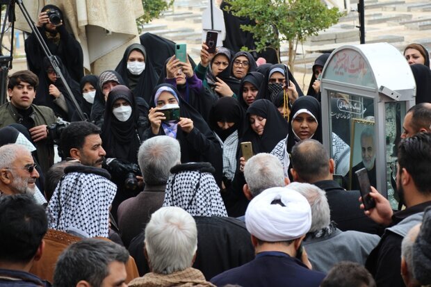 عشية ذكرى استشهاده.. ابناء المقاومة يزورون مرقد الشهيد سليماني مرددين قصيدة "مشكور حجي قاسم"