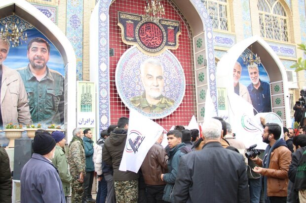 عشية ذكرى استشهاده... ابناء المقاومة يزورون مرقد الشهيد سليماني مترددين قصيدة "مشكور حجي قاسم"