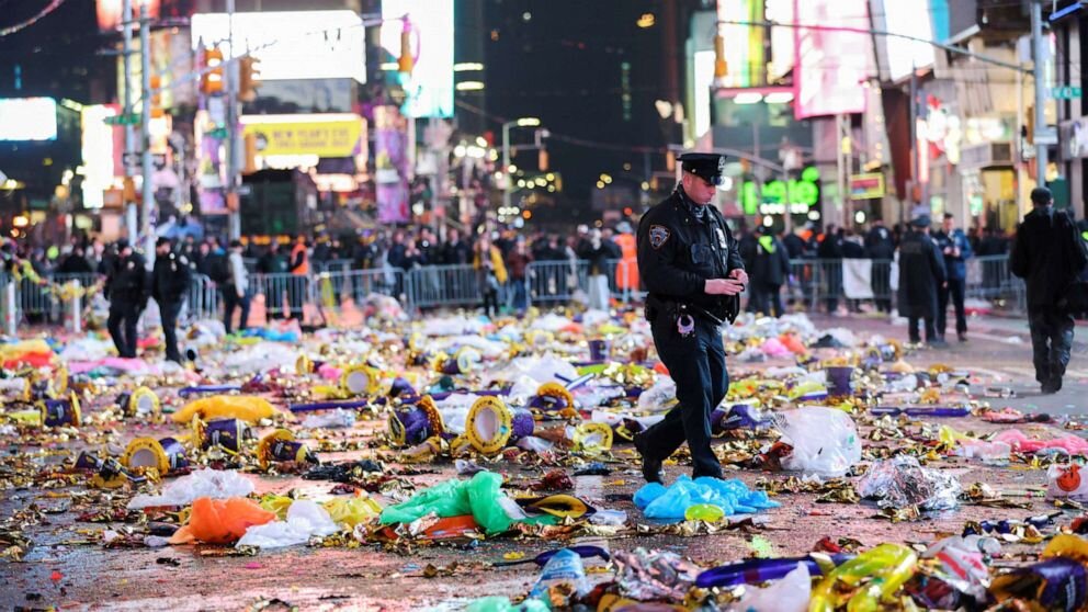 3 police officers near Times Square injured in machete attack Mehr