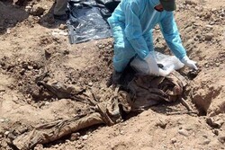 كشف 4 مقابر جماعية في الأنبار یتعلقون بضحاياها أعدمهم "داعش"