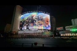 ساحة "ولي عصر" وسط العاصمة طهران تتزيّن بصورة الشهيد قاسم سليماني