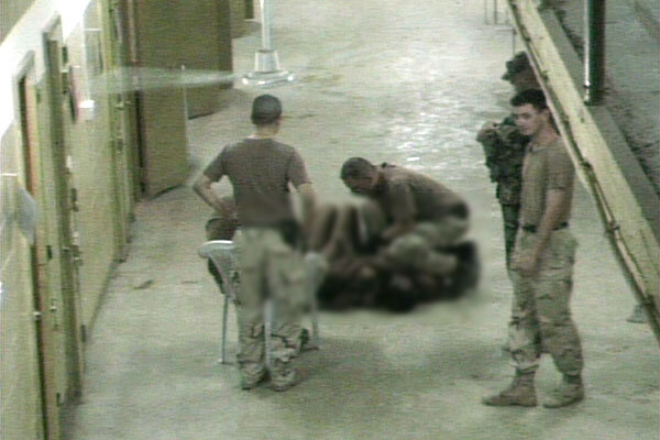 زندان ابوغریب یک‌نمونه از هرزه‌نگاری آمریکایی است
