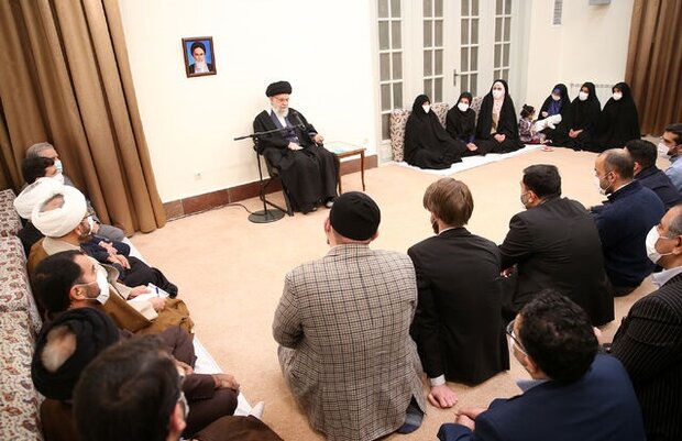 Ayetullah Hamanei bilimsel ilerlemenin önemini vurguladı Ayetullah Hamanei bilimsel ilerlemenin önemini vurguladı