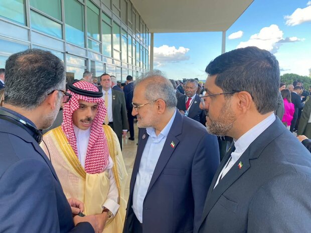 معاون پارلمانی رئیسجمهور با وزیر خارجه عربستان دیدار و گفتگو کرد معاون پارلمانی رئیسجمهور با وزیر خارجه عربستان دیدار و گفتگو کرد