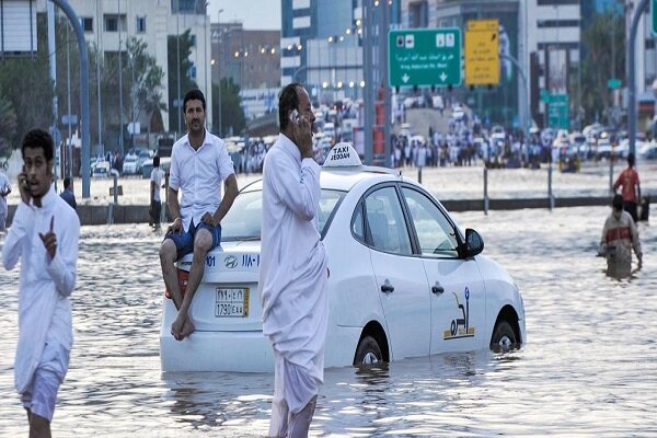 بارانهای سیل آسا در عربستان/ خودروها روی آب ماندند