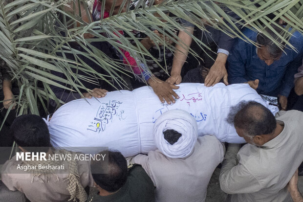 آیین تشییع و خاکسپاری پیکر مطهر شهید گمنام در شهر درگهان 
