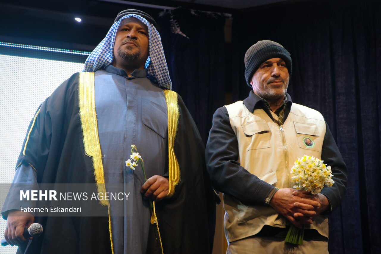 سیل مردم در گلزار شهدا در روز بارانی/ نمایشی از بصیرت و قدردانی