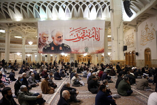 استوار چون کوه و دشمن دژخیمان/ آری این مرد حاج قاسم سلیمانی است