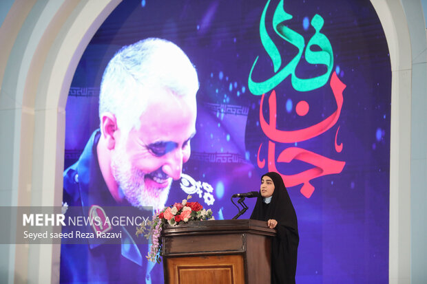 زینب سلیمانی فرزند شهید حاج قاسم سلیمانی در مراسم مراسم سومین سالگرد شهادت پدرش در مصلی تهران در حال سخنرانی است