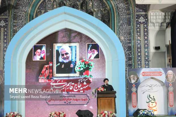 حجت الاسلام سید ابراهیم رئیس رئیس جمهور در حال سخنرانی در مراسم سومین سالگرد شهادت سردار سلیمانی در مصلی تهران است