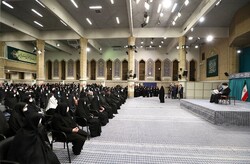 قائد الثورة الاسلامية يستقبل مجموعة من السيدات والناشطات في مختلف الساحات
