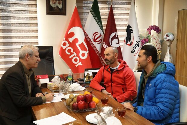 واکنش مدیرعامل تراکتور به احتمال حضور «خمز» در تیم ملی ایران واکنش مدیرعامل تراکتور به احتمال حضور «خمز» در تیم ملی ایران