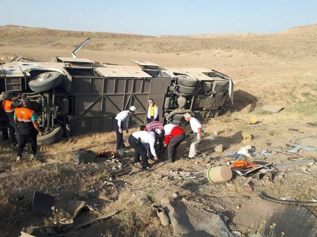 واژگونی اتوبوس در محور قزوین ـ بوئین زهرا/ 18 مسافر مصدوم شدند