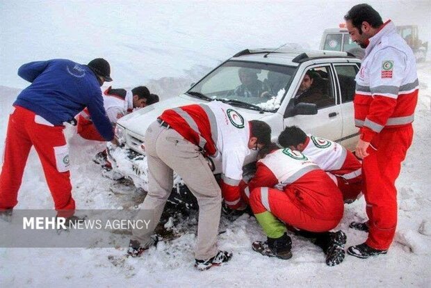 امدادرسانی نجاتگران هلال احمر اندیکا به ۳۵ نفر گرفتار در برف