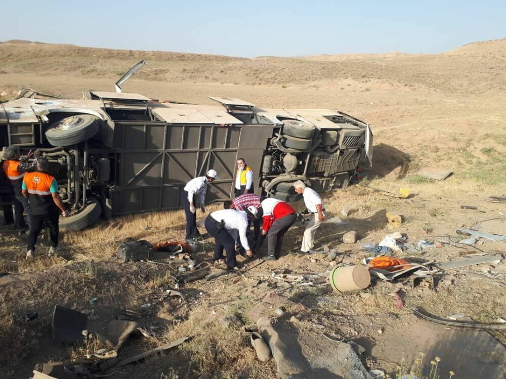واژگونی اتوبوس مسافربری در جاده قوچان منجر به مصدومیت ۲۶ نفر شد