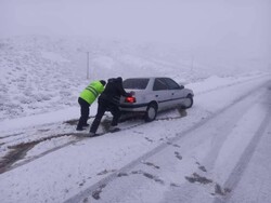 ادامه بارش برف در استان سمنان/ جاده‌ها لغزنده است