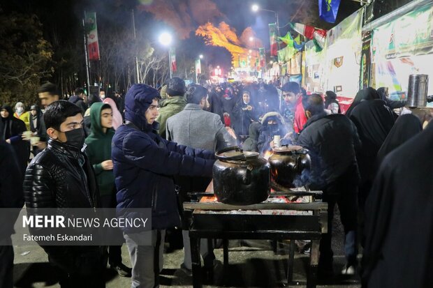 اینجا گلزار شهدای کرمان؛ جایی برای سوزن انداختن نیست