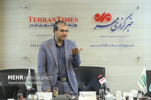 علیرضا نعمت اللهی دبیر اجرایی خودنویس در 
 حال پاسخگویی به سوالات نویسندگان و خبرنگاران حاضر در مراسم رونمایی از پوستر جشنواره خودنویس زرین در خبرگزاری مهر است