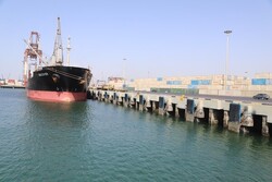 پهلوگیری همزمان ۵ کشتی حامل کالای اساسی و کانتینری در بندر شهید بهشتی