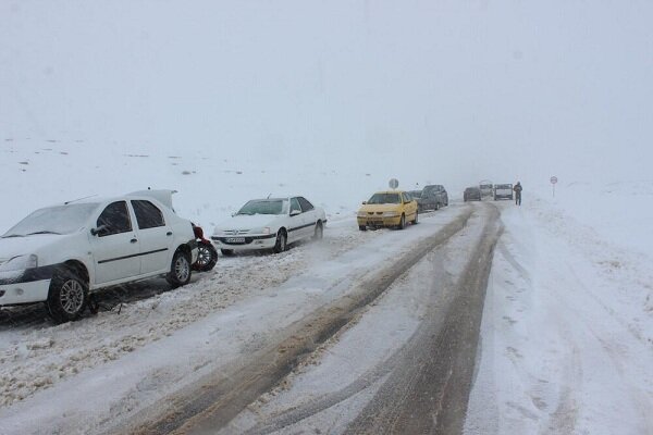 ترافیک سنگین در آزادراه قزوین-کرج/باران و برف در جاده های ۴ استان