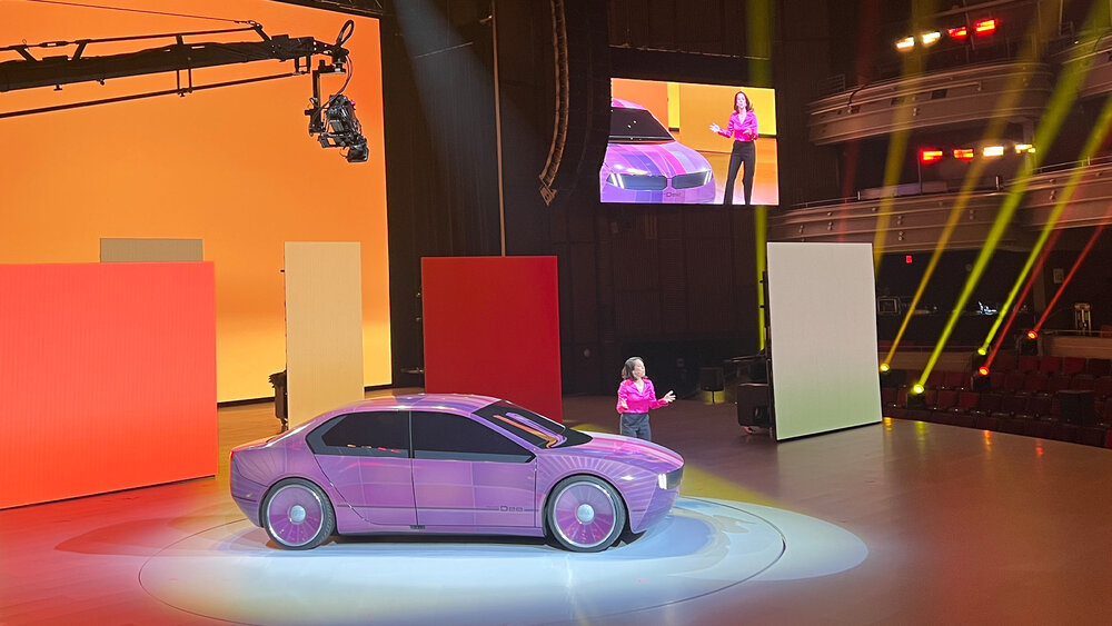 طرح اولیه خودرویی که حرف می زند و تغییر رنگ می دهد