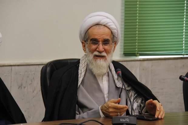 انسان مومن نسبت به همه افراد جامعه محبت دارد