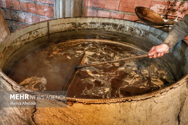 شکر قرمز محصول بومی استان مازندران است که فرآوری سنتی آن دراستان توسط دستگاه فرآوری نیشکر'کلوادار' انجام می‌شود  .