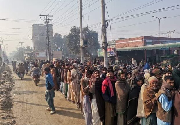 پاکستان میں سستا آٹا خریدنے کی خواہش، مزدور باپ جاں بحق، بچی سمیت 3 خواتین زخمی+ویڈیو