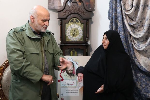دیدار فرمانده سپاه امام رضا (ع) با خانواده شهید بابا نظر رستمی دیدار فرمانده سپاه امام رضا (ع) با خانواده شهید بابا نظر رستمی