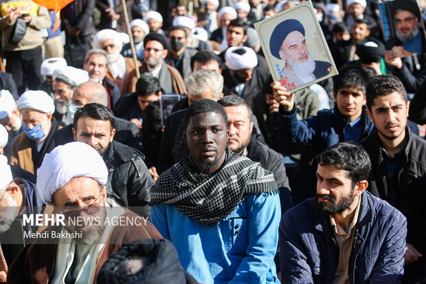 اجتماع بزرگ حوزویان و مردم قم در محکومیت اقدام نشریه فرانسوی
