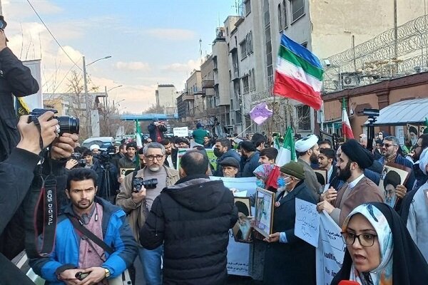 عقب إساءة مجلة "شارلي إبدو"... وقفة احتجاجية أمام السفارة الفرنسية بطهران 