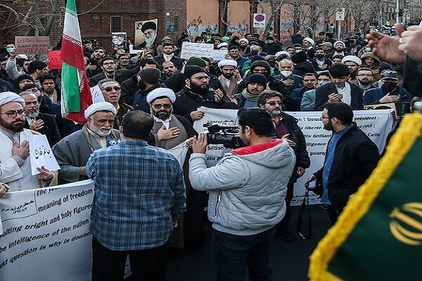 Rally in front of French embassy to denounce cartoons