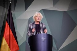 وزيرة الدفاع الألمانية تستقيل رسميا من منصبها