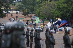 برچیدن چادرهای هواداران «بولسونارو» در برزیل/ ۴۶ تَن تا کنون در برازیلیا زخمی شده اند