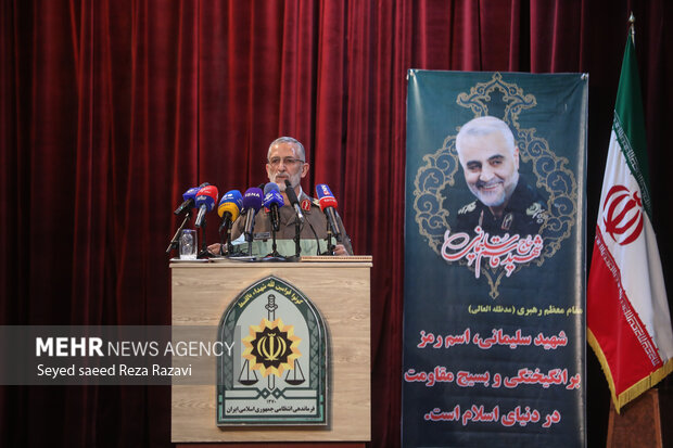 سردار محمد شیرازی رئیس دفتر فرماندهی معظم کل قوا در حال سخنرانی در مراسم تودیع و معارفه فرمانده فراجا است